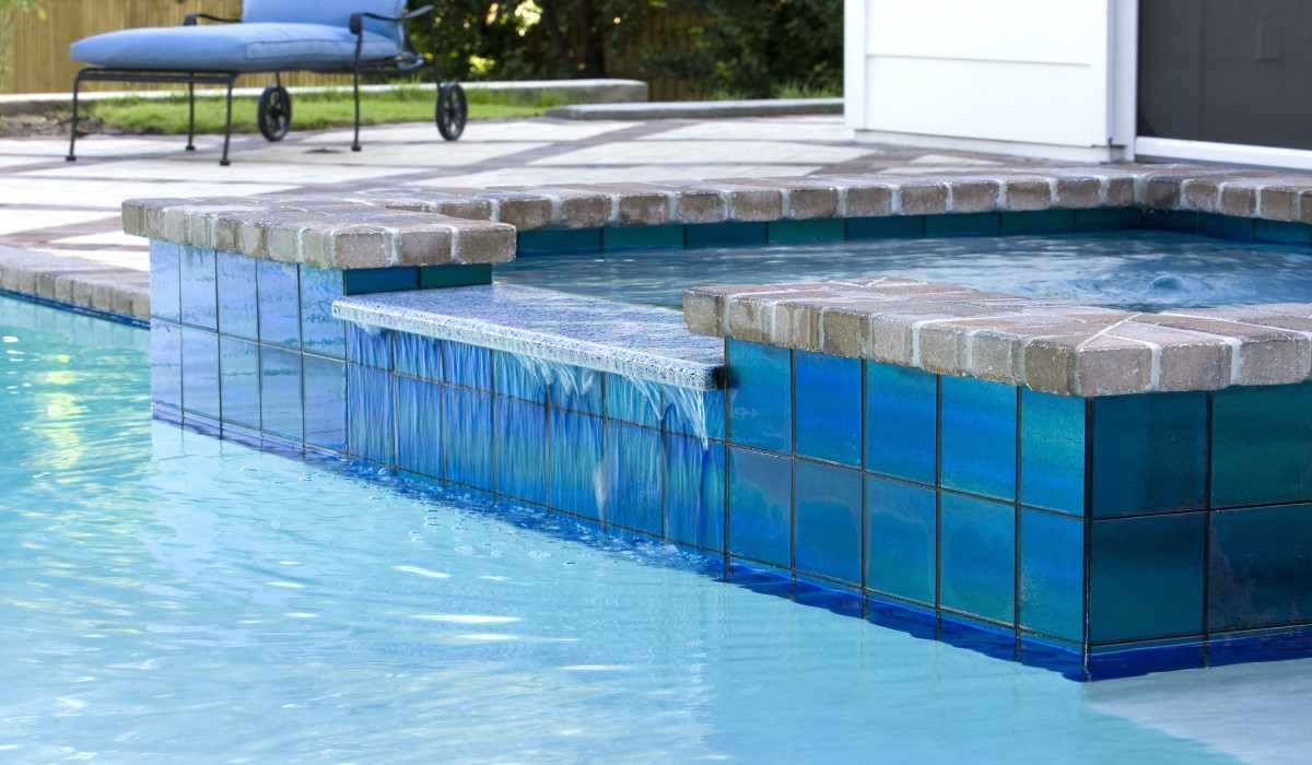  Glass Tile for Pool and Poolside Design + Best Buy Price 