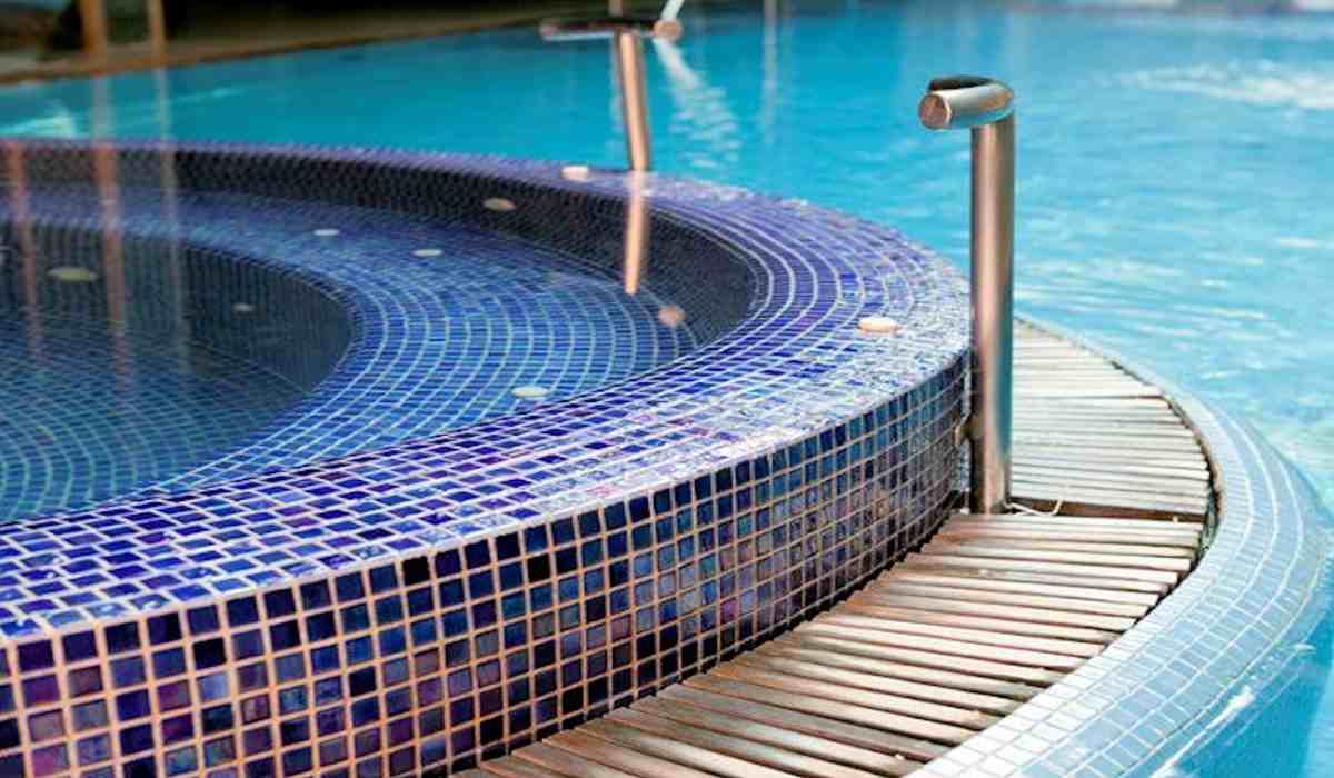  Glass Tile for Pool and Poolside Design + Best Buy Price 